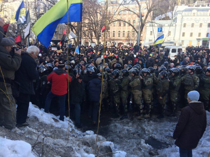 На Майдані Незалежності відбулися сутички між учасниками «блокадного віча» та правоохоронцями. Є постраждалі. 