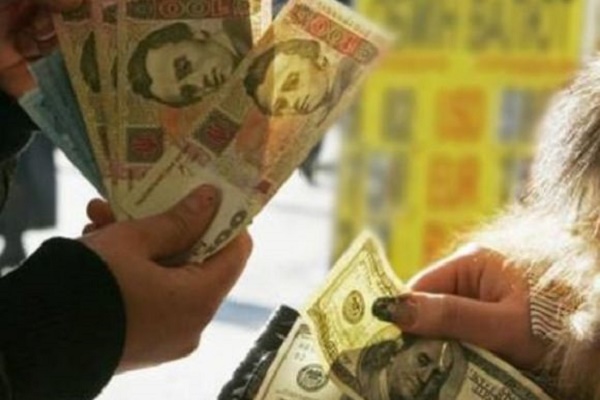 Курси валют в Рівному: за скільки продають долари і євро