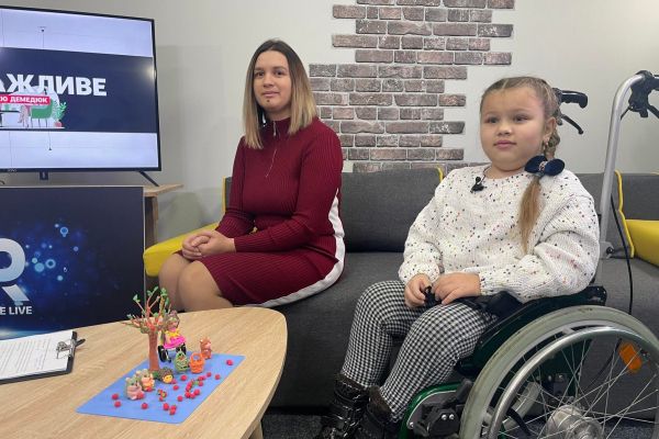 Настуня з Рівненщини бореться з тяжкою хворобою та пише казочки, щоб зібрати кошти на лікування