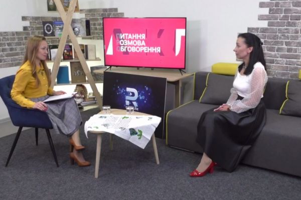 Рівненська письменниця вишиває унікальні речі, записує історії війни та надає психологічну допомогу діткам