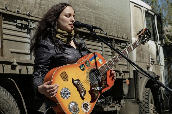 Рівненська співачка-волонтерка Христина Панасюк побувала майже в усіх гарячих точках Донбасу