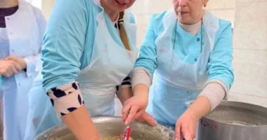 Ментальне відновлення: у Рівному для персоналу та пацієнтів однієї з лікарень провели майстер-клас випікання пасок