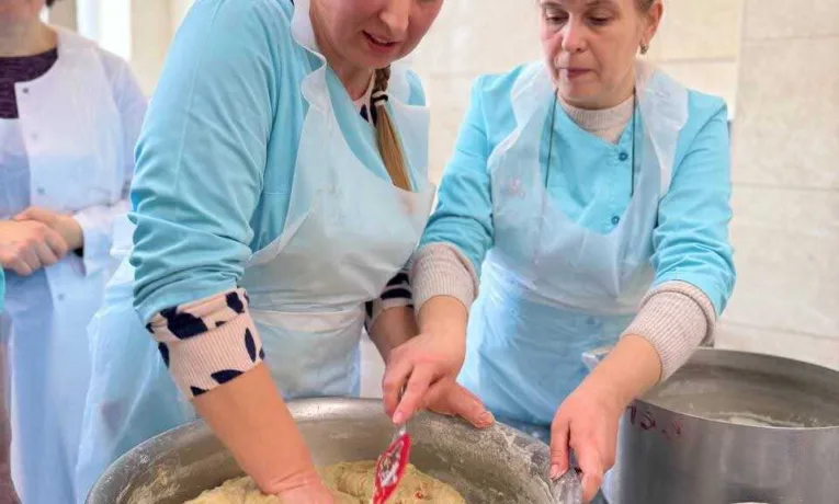 Ментальне відновлення: у Рівному для персоналу та пацієнтів однієї з лікарень провели майстер-клас випікання пасок