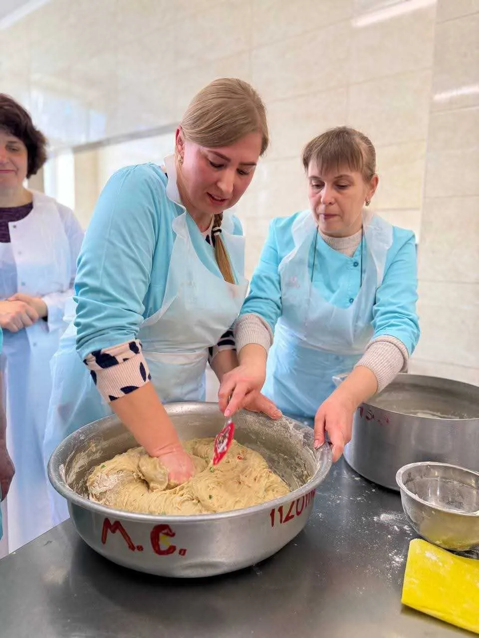 Ментальне відновлення: у Рівному для персоналу та пацієнтів однієї з лікарень провели майстер-клас випікання пасок