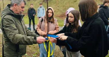 Учні одного з ліцеїв Рівного висадили дерева на честь загиблих випускників навчального закладу