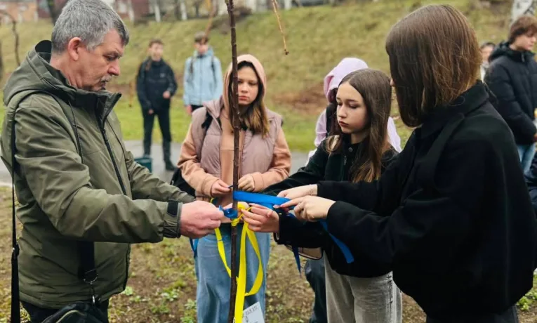 Учні одного з ліцеїв Рівного висадили дерева на честь загиблих випускників навчального закладу