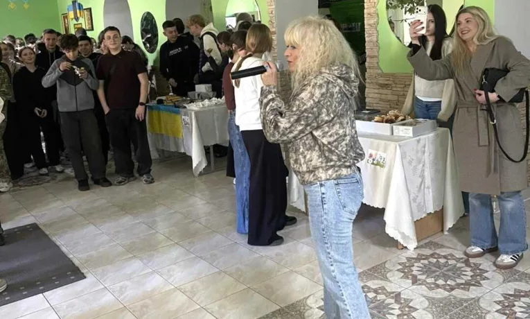 В одному з ліцеїв Рівного зібрали для наших Захисників 100 тисяч гривень