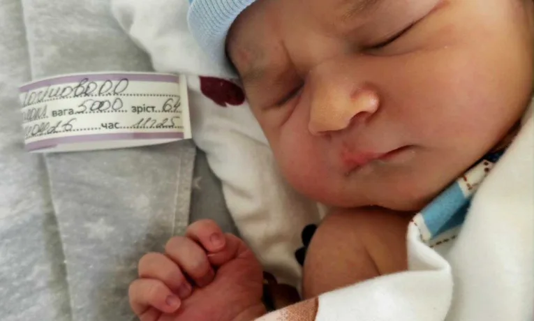 Вага – 5 кілограмів: у Рівному народився хлопчик-богатир