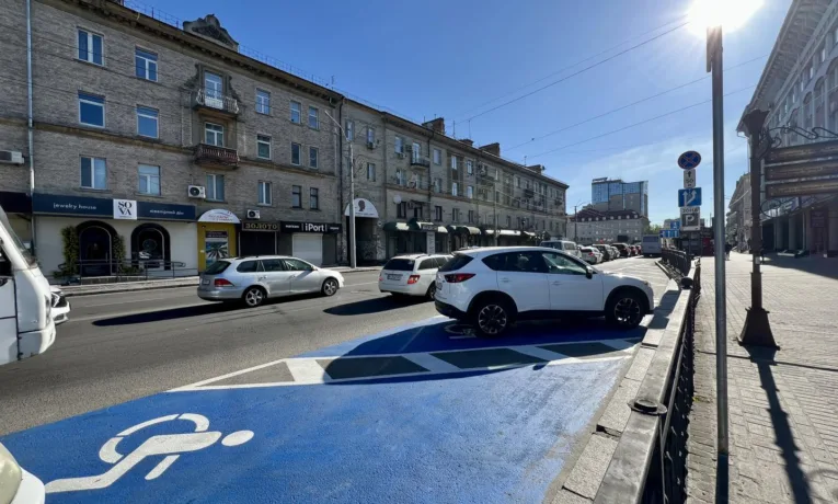 У Рівному оновлюють паркувальні місця для людей з інвалідністю