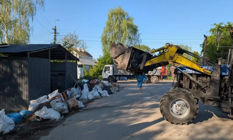 В одному з районів Рівного комунальники змушені вивозити сміття кілька разів на тиждень