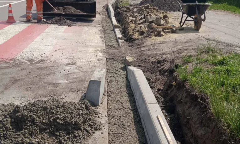 На одній із вулиць Рівного облаштовують тротуар