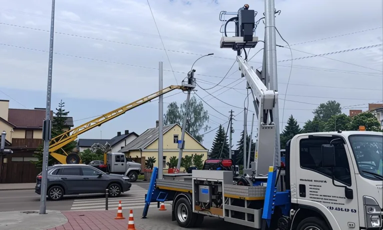 У Рівному комунальники перенесли мережі освітлення на нові опори