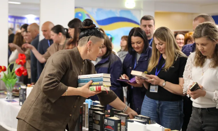 На ХАЕС відбувся благодійний книжковий захід на підтримку ЗСУ