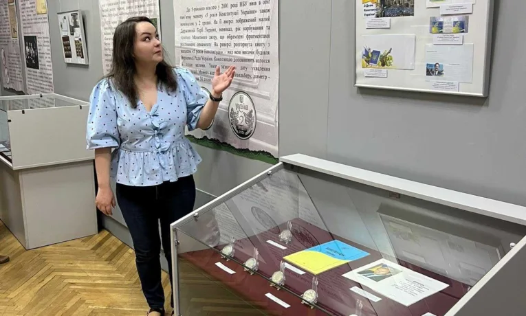 Конституція України через нумізматику: в музеї Рівного нова виставка