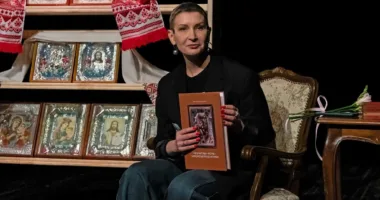 У Рівненській обласній клінічній лікарні відкрили виставку фольгових ікон