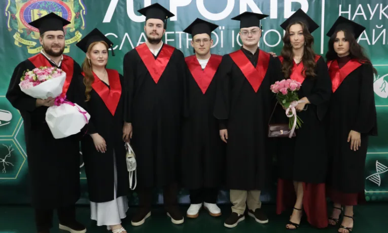 Випускники Луганського медуніверситету виголосили лікарську клятву