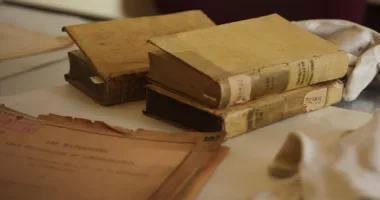 Не викидуйте старі книги: у Рівному є місце, де можна реставрувати видання, які через час втратили свій вигляд