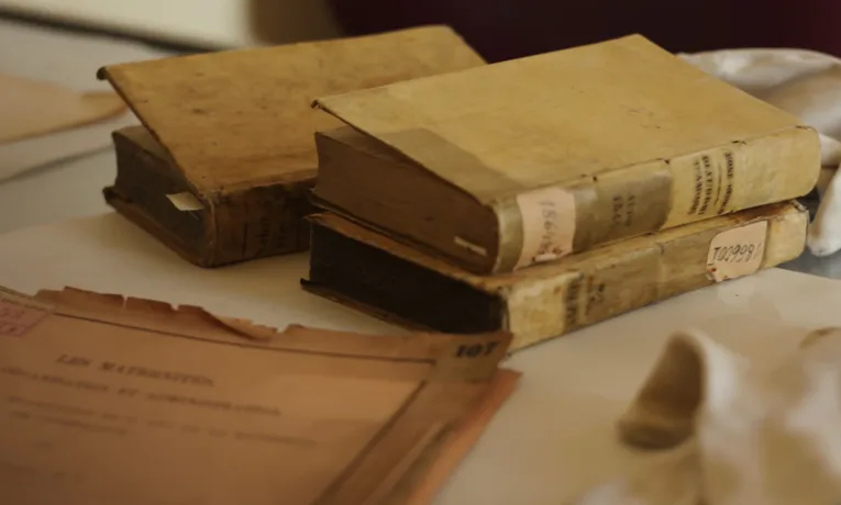 Не викидуйте старі книги: у Рівному є місце, де можна реставрувати видання, які через час втратили свій вигляд