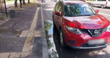 У Рівному деякі водії паркуються біля зупинок громадського транспорту: який штраф за це передбачено