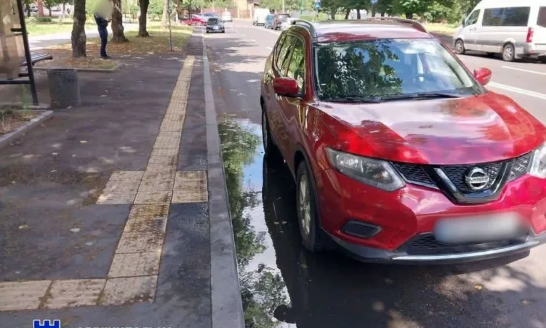 У Рівному деякі водії паркуються біля зупинок громадського транспорту: який штраф за це передбачено