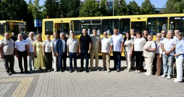 Декілька навчальних закладів Рівненщини отримали нові автобуси