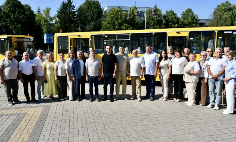 Декілька навчальних закладів Рівненщини отримали нові автобуси