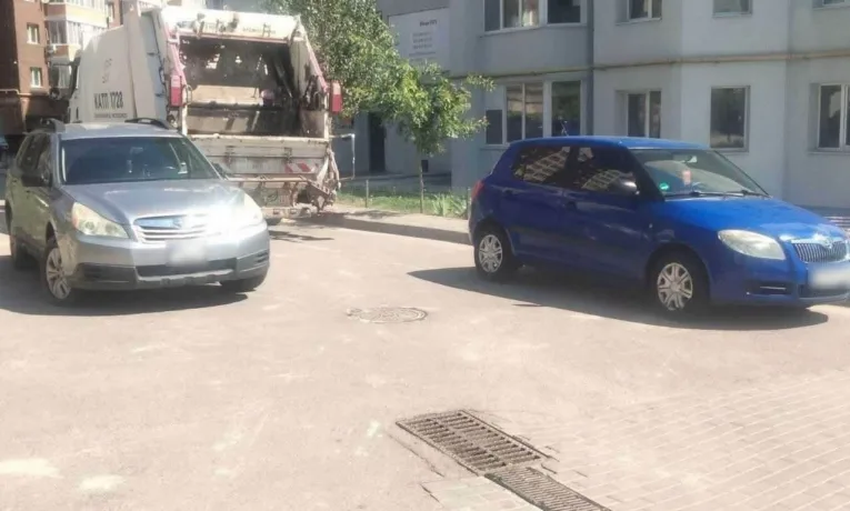 Рівнян просять не паркувати автомобілі біля майданчиків із сміттєвими контейнерами