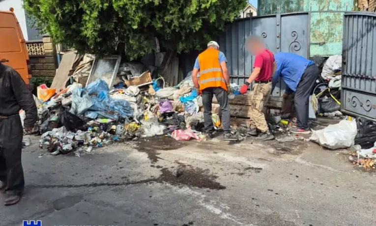 На одній із вулиць Рівного ліквідували стихійне сміттєзвалище
