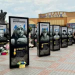 На майдані Незалежності у Рівному встановили ще два десятки портретів полеглих Героїв