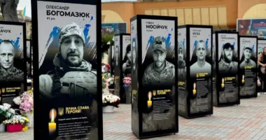 На майдані Незалежності у Рівному встановили ще два десятки портретів полеглих Героїв