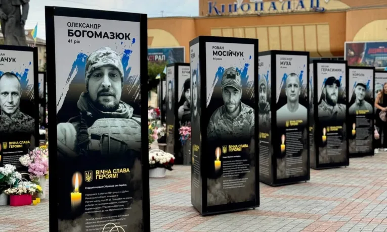 На майдані Незалежності у Рівному встановили ще два десятки портретів полеглих Героїв