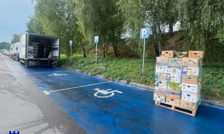 Поблизку одного з ринків Рівного розвантажують товар на місцях для інвалідів