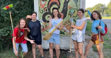 Молодь із Рівненщини запускає естафету очищення мозаїк на зупинках громадського транспорту