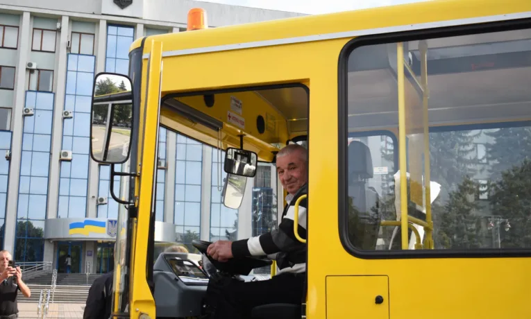 Нові шкільні автобуси продовжують надходити до громад Рівненщини