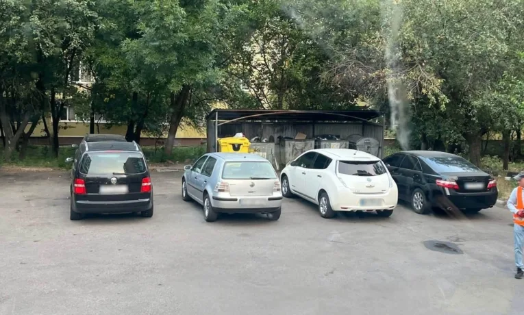 У Рівному водії залишають автівки близько до сміттєвих контейнерів: за це передбачений штраф