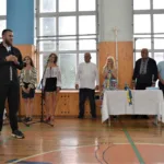 Військовий з Рівного знайшов у зоні бойових дій бандуру: в День знань він подарував її рідній школі