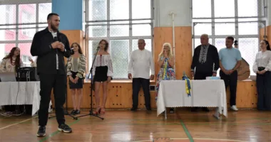 Військовий з Рівного знайшов у зоні бойових дій бандуру: в День знань він подарував її рідній школі