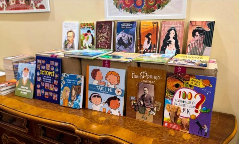 Понад 200 українських книг дітям у Молдові передала Рівненщина