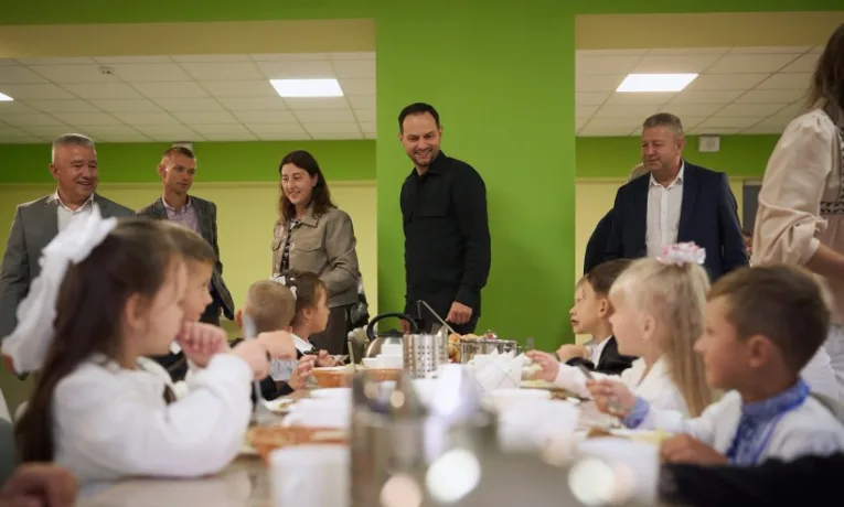 Не тільки 1-4 класи: школярі Рівненщини харчуватимуться безкоштовно