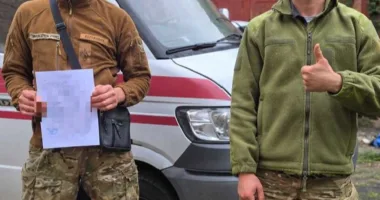 Тепер допомагатиме бійцям: Рівненський перинатальний центр передав авто військовим