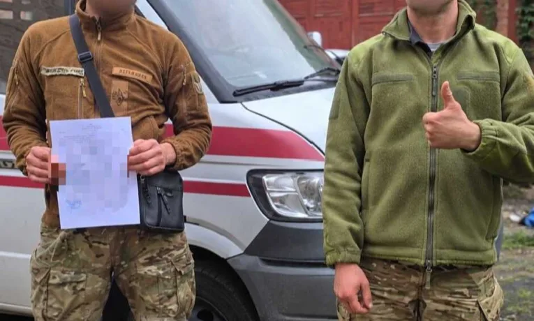 Тепер допомагатиме бійцям: Рівненський перинатальний центр передав авто військовим