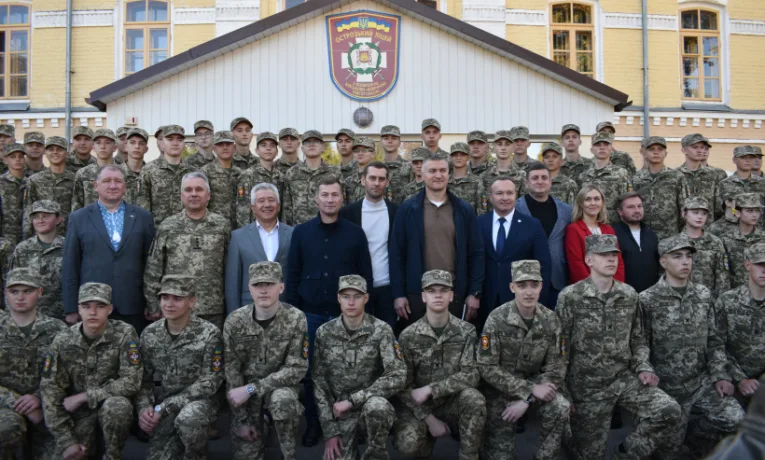 В Острозькому обласному ліцеї з посиленою військово-фізичною підготовкою склала присягу майже сотня ліцеїстів