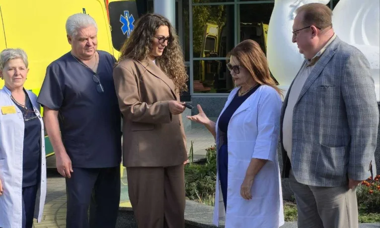 Рівненський обласний перинатальний центр отримав санітарний автомобіль від благодійників